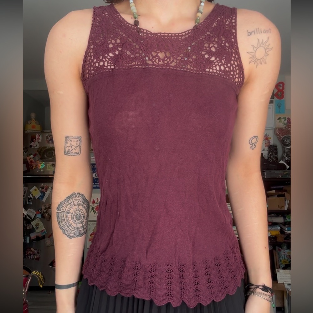 Burgundy lace scalloped hem tank